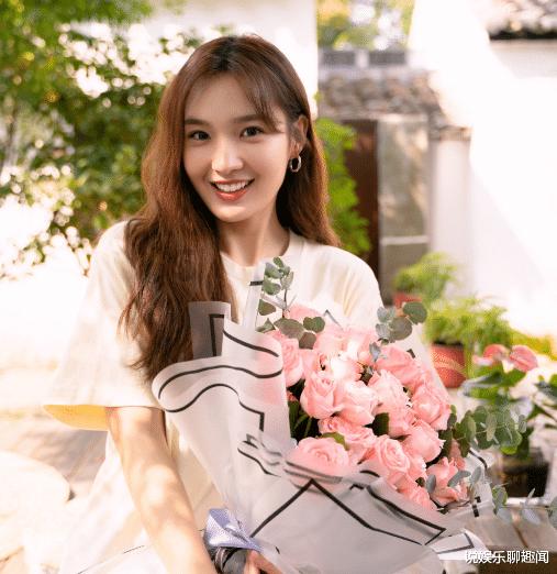 为了除静电,我把门口的墙都摸黑了……