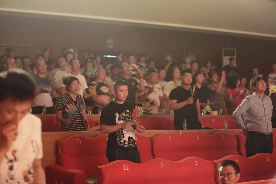 迪丽热巴真会,可爱挑战“千颂伊式”自拍,养生杯衬托的肌肤雪白