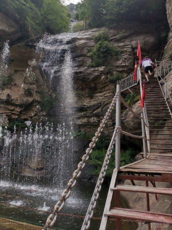 跑进西湖群山 画出“中国龙”