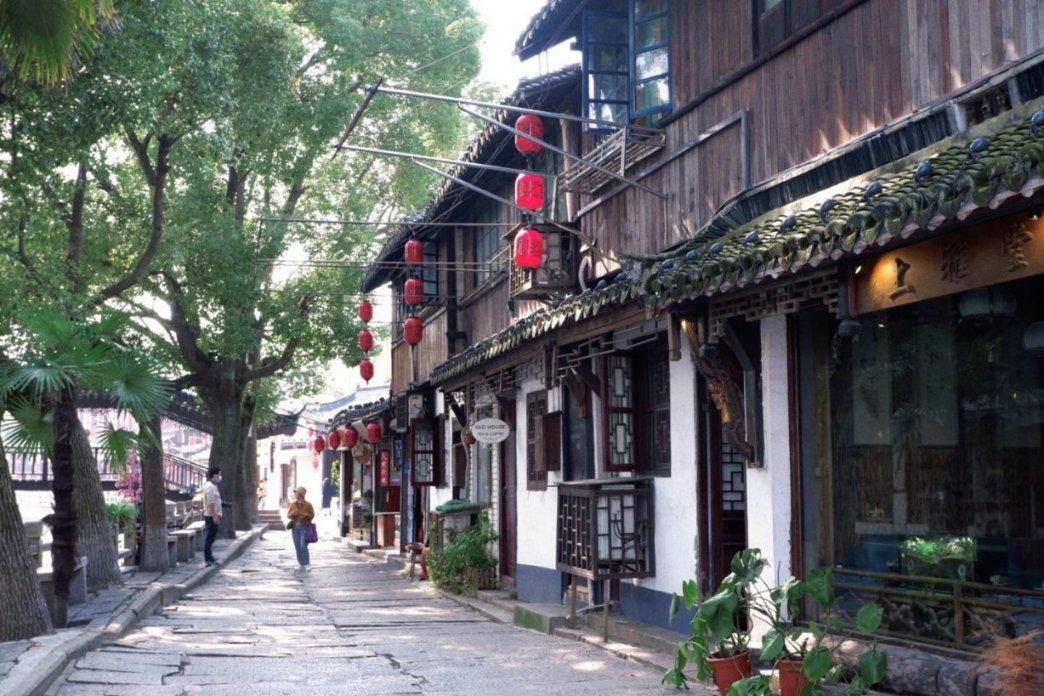 “号曰隆中“,你为什么飘来飘去?你在“襄阳城西二十里”吗?